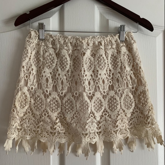 Off white lace mini skirt w/ elastic waist. - Picture 2 of 6